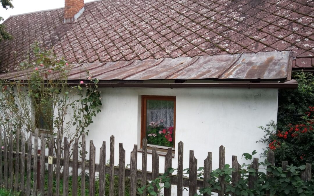 Nástřik plechové střechy – obroušení falcované střechy, odmaštění, nanesení základní epoxidové barvy a poté nástřik airless pistolí vrchní barvou.