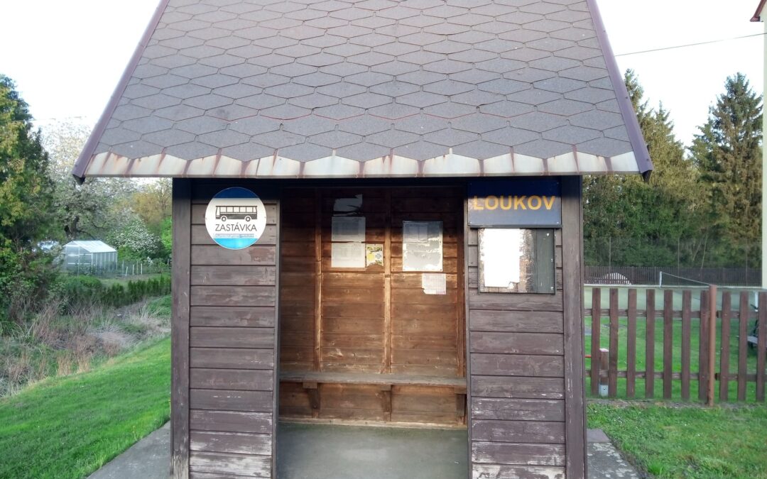 Provedení oprav, obroušení a nátěrů interiéru i vnějšího palubkového obložení na autobusové čekárně v obci Loukov