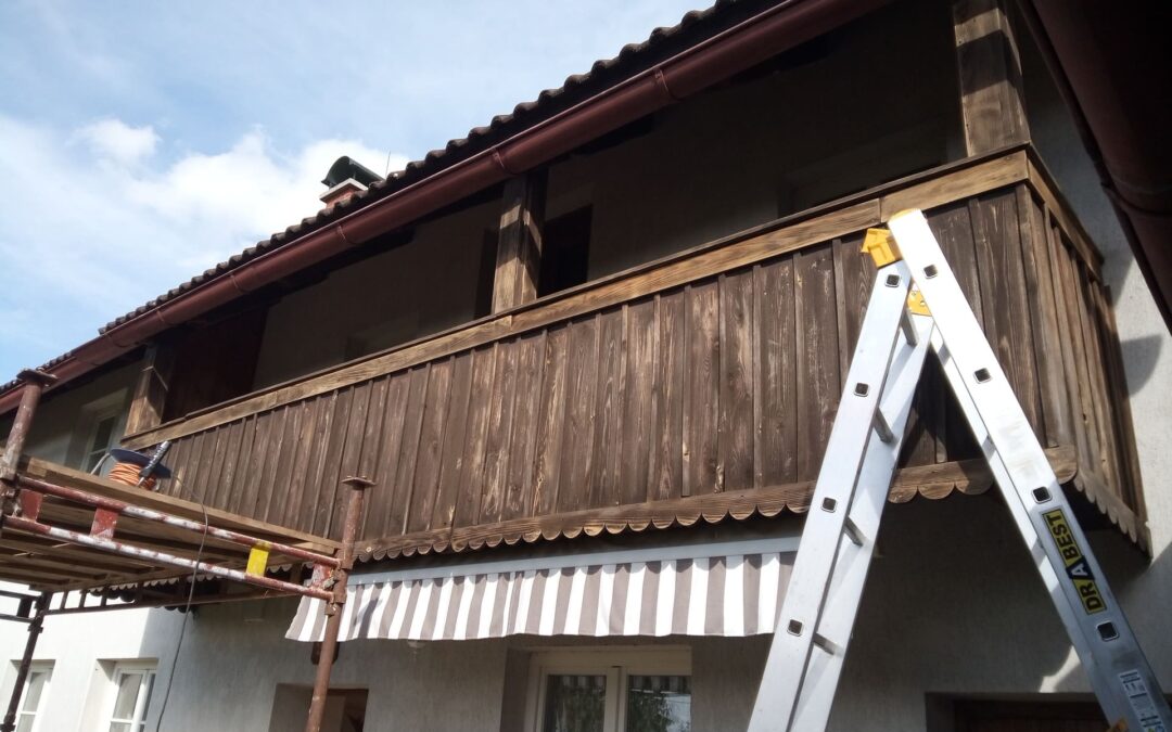 Zpevnění ozdobných lišt a dřevěného obkladu, očištění, obroušení a provedení nátěrů pavlače