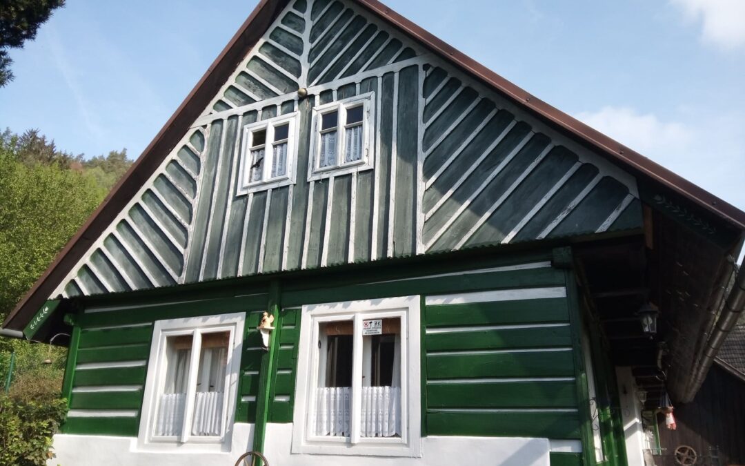 Obroušení, očištění, zatmelení prasklin, provedení nátěrů ozdobných lišt a štítového obložení včetně oken