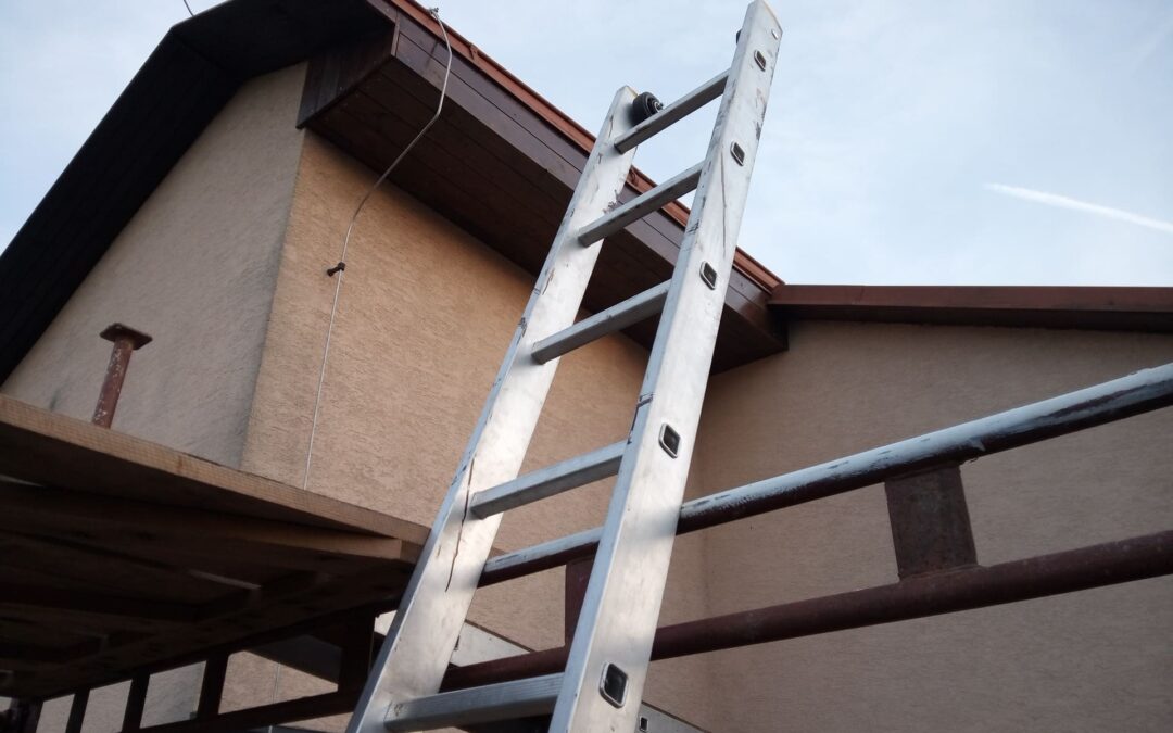 Demontáž původního a montáž nového palubkového podhledu včetně nátěrů střešního oplechování na RD