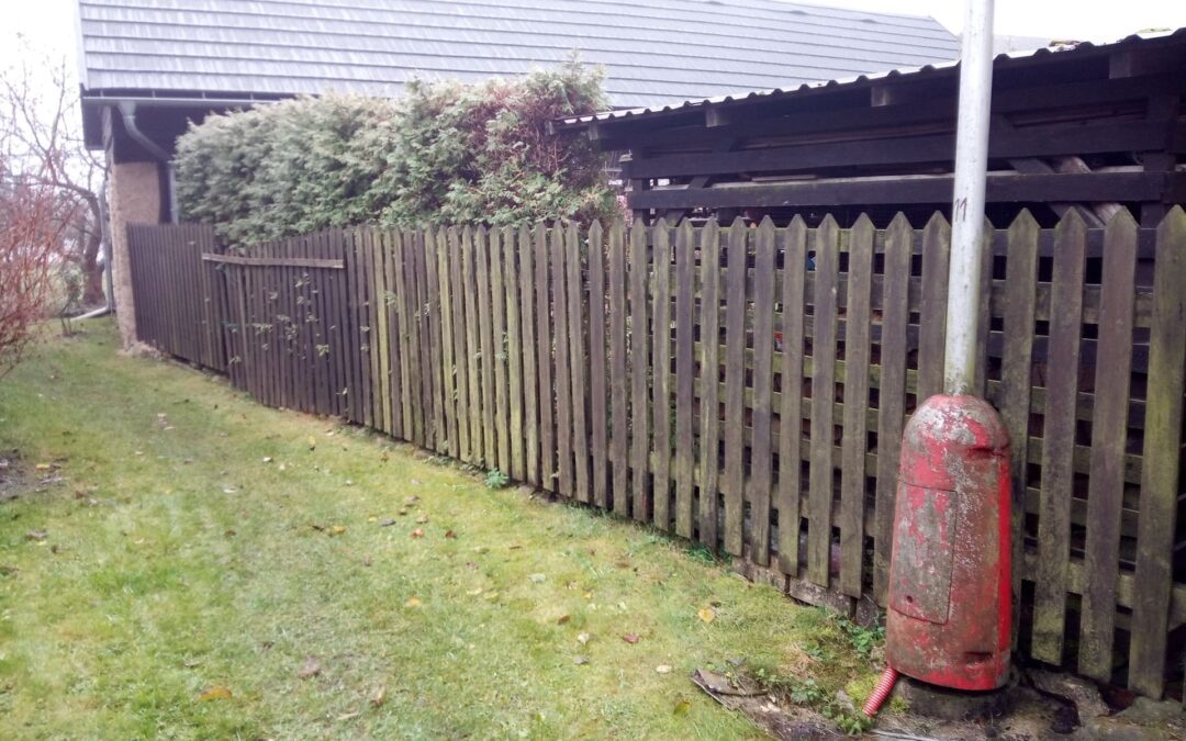 demontáž původních, výroba, nátěry a montáž nových plotových polí včetně vstupní branky u RD