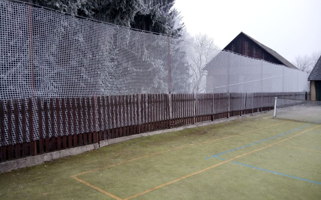 demontáž původních, výroba, nátěry a montáž nových plotových polí kolem sportovního areálu