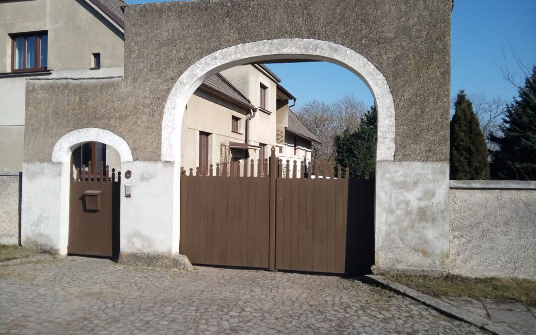 Tlakové očištění, impregnace a nátěry historické vjezdové brány. Klasický neprovádíme, zde jsme udělali výjimku pro majitelku.