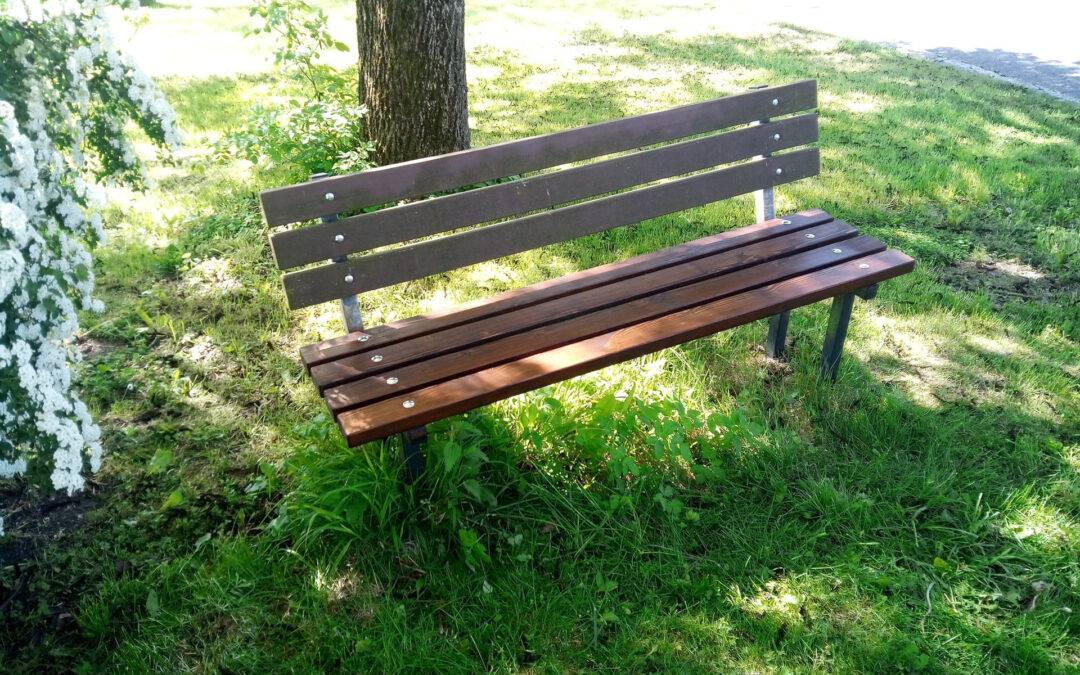 Demontáž původních a montáž nových sedacích ploch laviček, včetně zajištění výroby a provedení nátěrů.