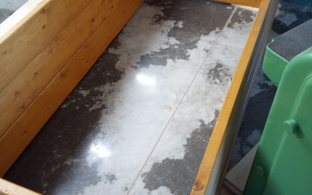 Vyrábíme na přání – výroba, nátěry a montáž masivního dřevěného věšáku na prádlo a vyvýšeného záhonu s bočním a střešním krytím z polykarbonátu.