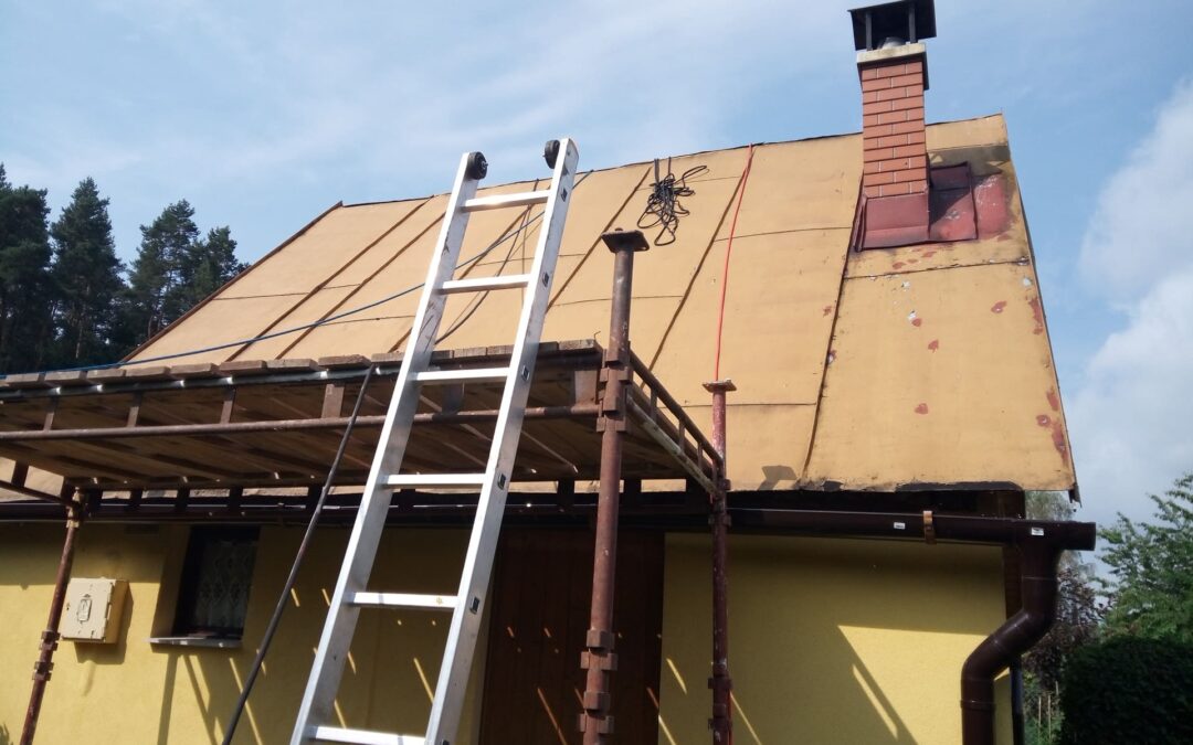 Projekt – nástřik plechové střechy a nátěry obou štítů. Pomocí wap tlakového přístroje omytí střechy, ruční očištění, odmaštění, nátěry základovou barvou a poté nástřik airless systémem ve dvou vrstvách. Očištění palubkových štítových stěn, včetně provedení drobných oprav, nátěry štítů ve 3 vrstvách.