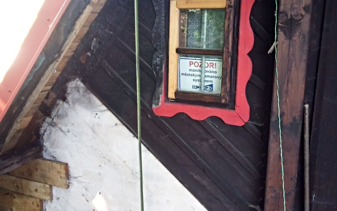 Rekonstrukce ohořelé části dřevěného štítu na chalupě v KRNAPu, včetně výroby a usazení ozdobných lišt.