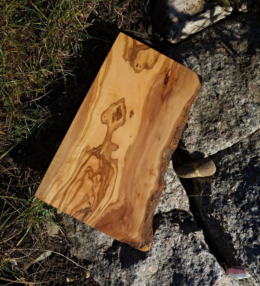 Olivové prkénko s přírodní hranou