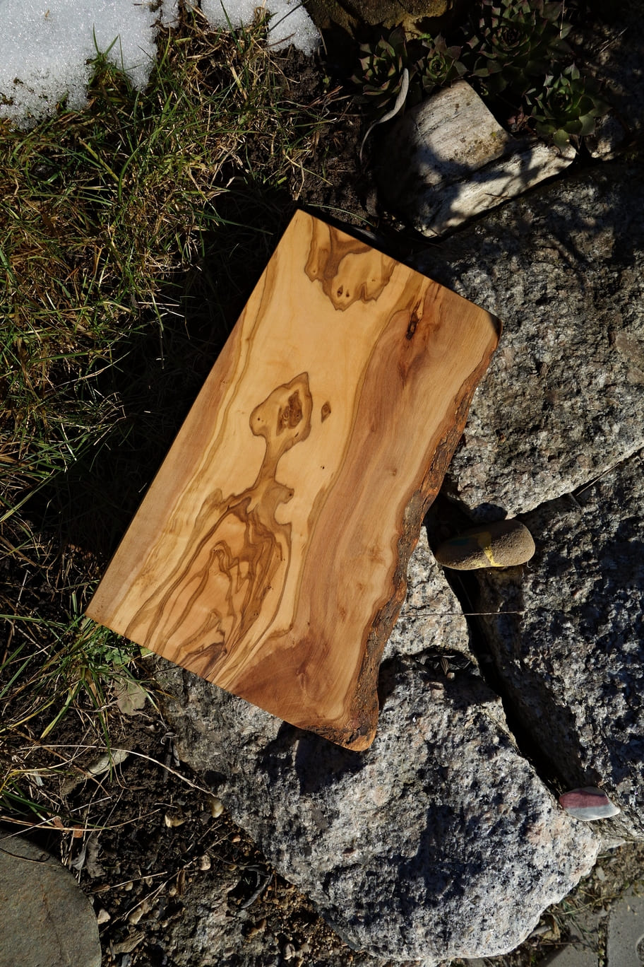 Olivové prkénko s přírodní hranou