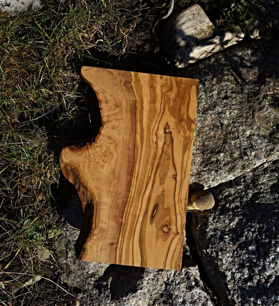 Olivové prkénko s přírodní hranou