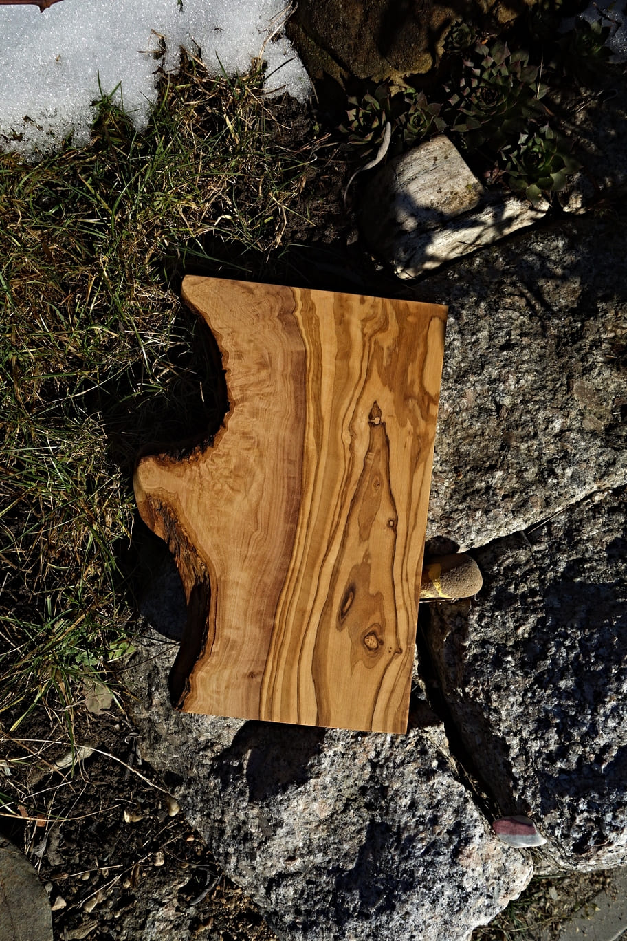 Olivové prkénko s přírodní hranou