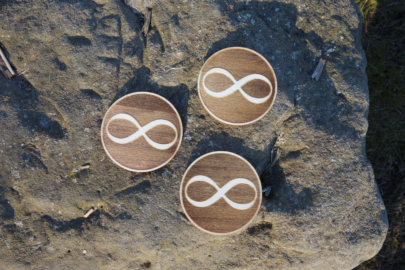 Nekonečno, pr. 8 cm, tmavý motiv