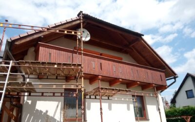 Očištění a nátěry venkovních krokví, kompletní obroušení dřevěného balkónu od původní loupající se barvy a provedení nových nátěrů