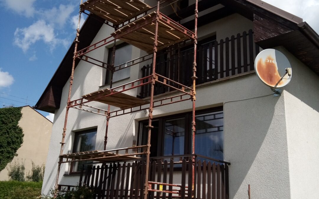 Výškové práce – očištění a nátěry palubkových obkladů na štítech, podhledech, nad schodištěm, nad balkóny, ad. Nátěry oplechování.
