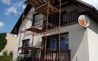 Výškové práce – očištění a nátěry palubkových obkladů na štítech, podhledech, nad schodištěm, nad balkóny, ad. Nátěry oplechování.