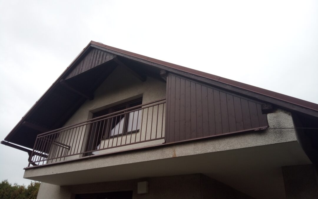 Demontáž a montáž nového palubkového obkladu na RD včetně provedení nátěrů podhledů, krokví, ad. Montáže hrotů proti holubům.