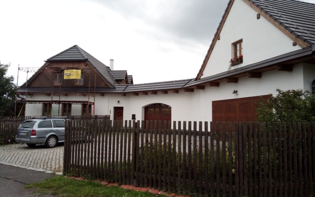 Provedení prací na krásném RD – očištění dřevěných štítů, arkýřů, venkovních krokví, podhledů ad. a jejich nátěry. Ošetření dřevěných částí a hezká proměna zašlých nátěrů u tohoto RD.