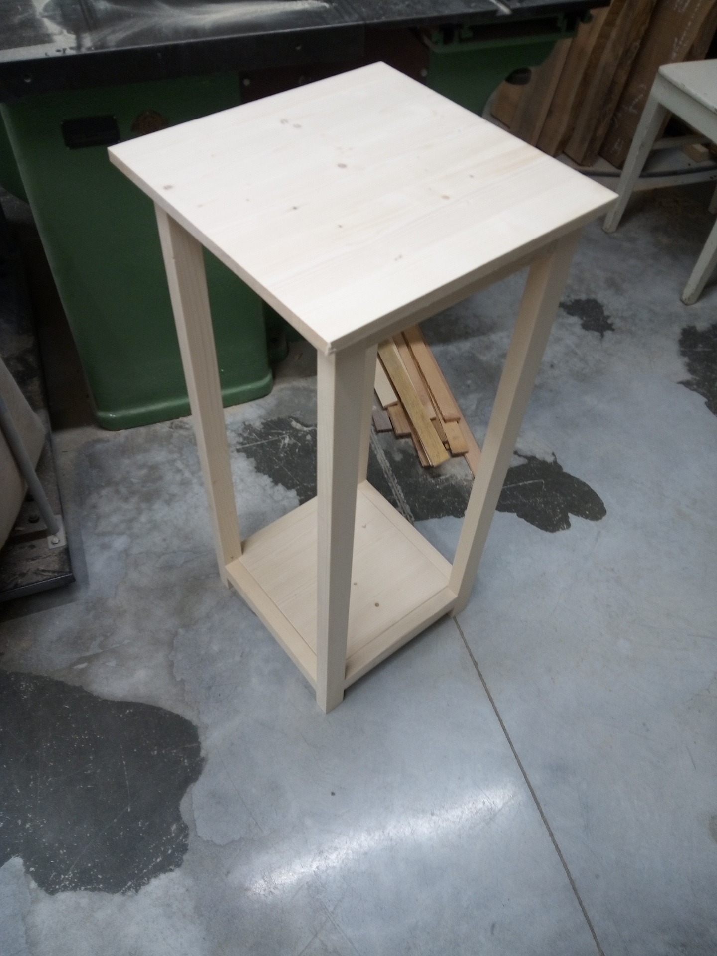 Květinový stolek z masivu - Obrázek 2