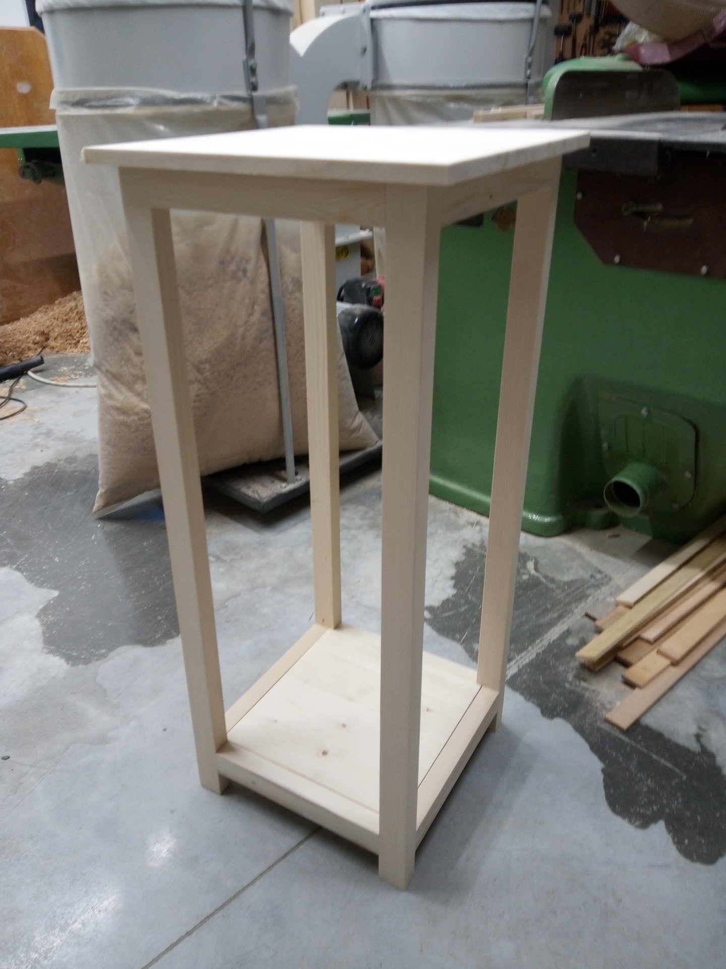 Květinový stolek z masivu - Obrázek 3