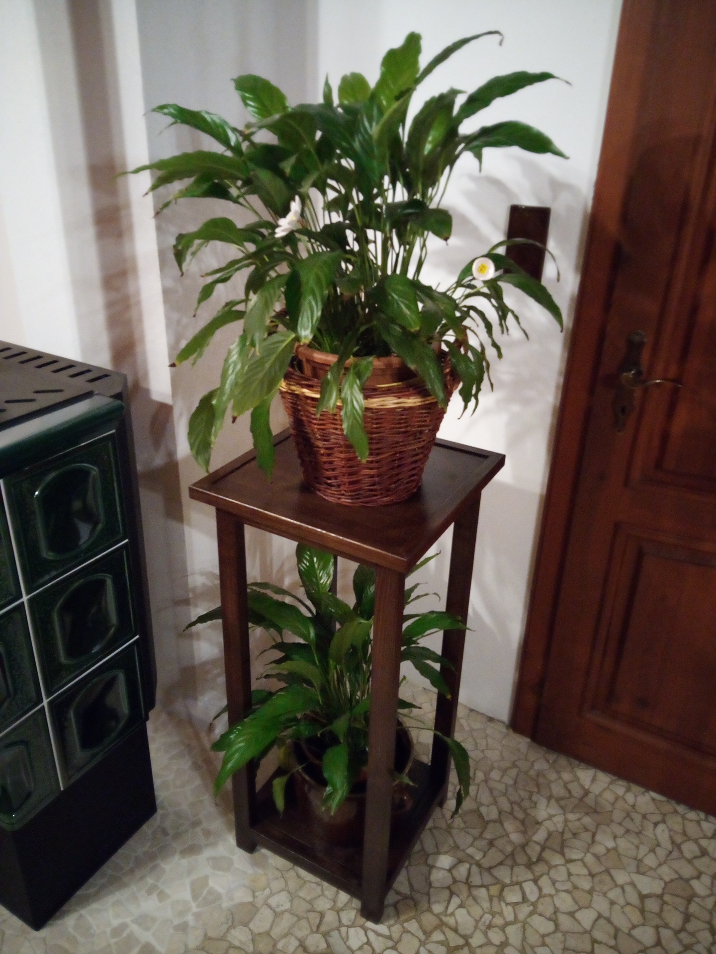 Květinový stolek z masivu - Obrázek 4