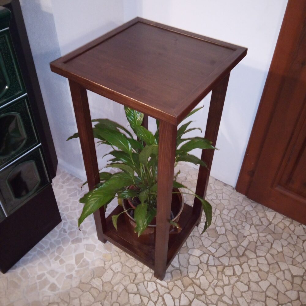 Květinový stolek z masivu