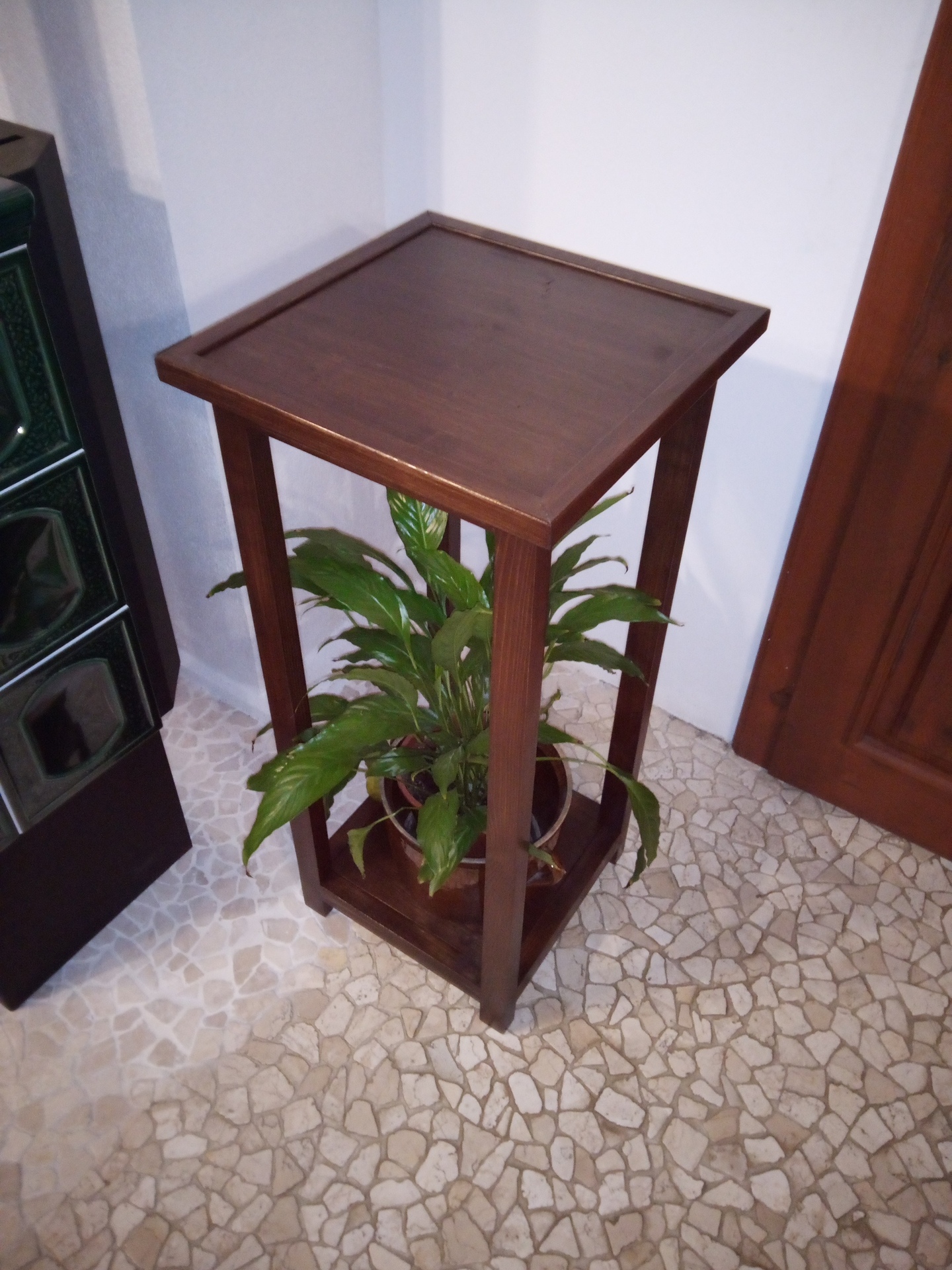 Květinový stolek z masivu