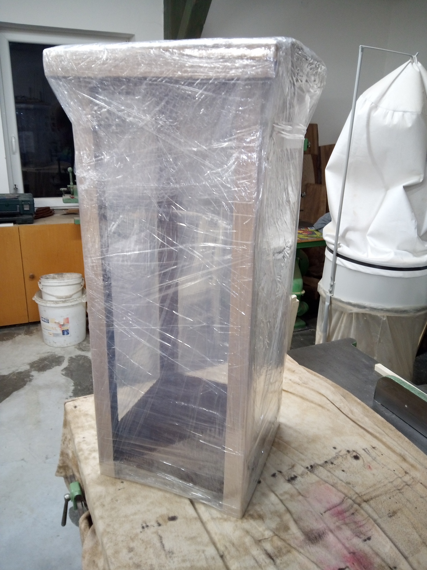 Květinový stolek z masivu - Obrázek 7