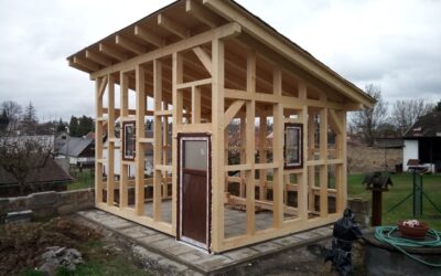 Výstavba zahradního domku na přání zákazníka – konstrukce, krov, podstřešní část z OSB, vnější palubkové obklady, nakonec došlo i na kompletní zateplení a vnitřní obklad z OSB, osazení oken, dveří, dokončení pomocí rohových a plochých lišt