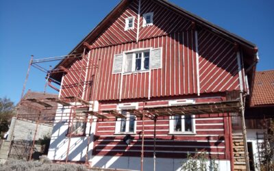 Renovace krásného dřevěného štítu a roubení. Očištění původních nátěrů, zpevnění dřevěného obkladu, výroba a montáž několika ozdobných lišt, nový obklad venkovních krokví, provedení nátěrů