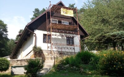 Renovace nátěrů na původně roubené stavbě v Českém Ráji – očištění dřevěných štítů a podhledů, provedení nátěrů